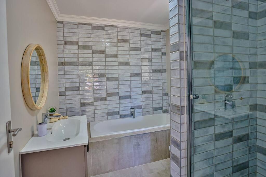 Large Sea View, Walk To Eateries, Loadshed Free Apartment Балито Екстериор снимка