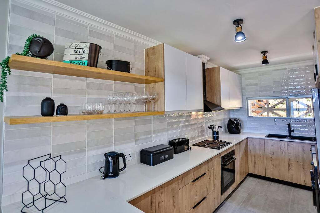 Large Sea View, Walk To Eateries, Loadshed Free Apartment Балито Екстериор снимка