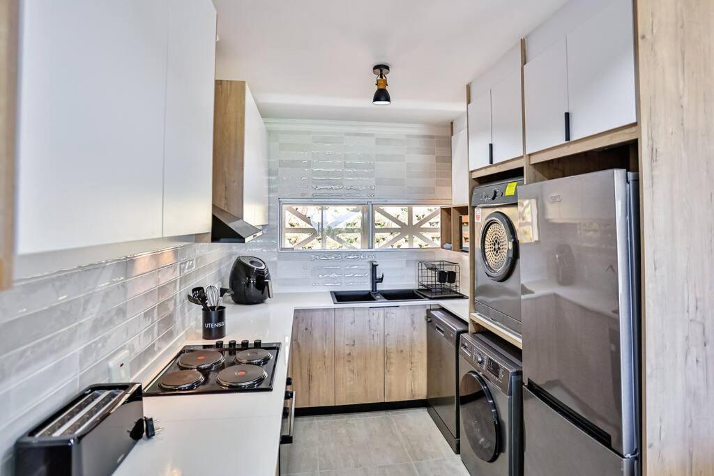Large Sea View, Walk To Eateries, Loadshed Free Apartment Балито Екстериор снимка
