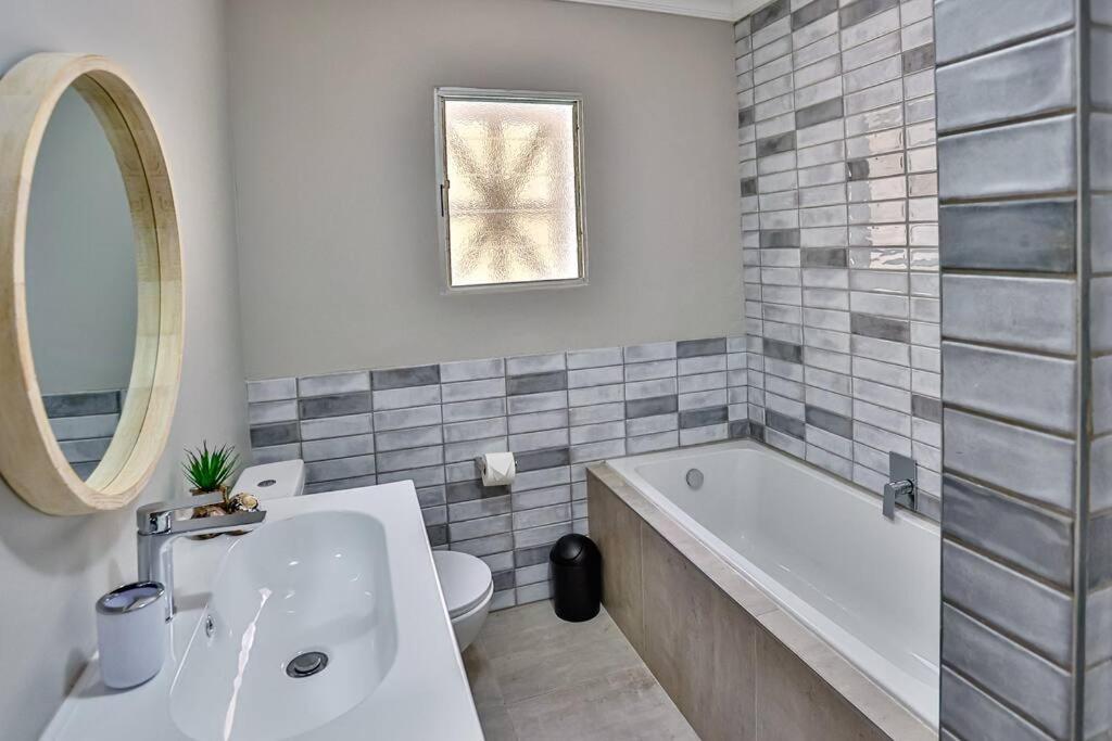 Large Sea View, Walk To Eateries, Loadshed Free Apartment Балито Екстериор снимка