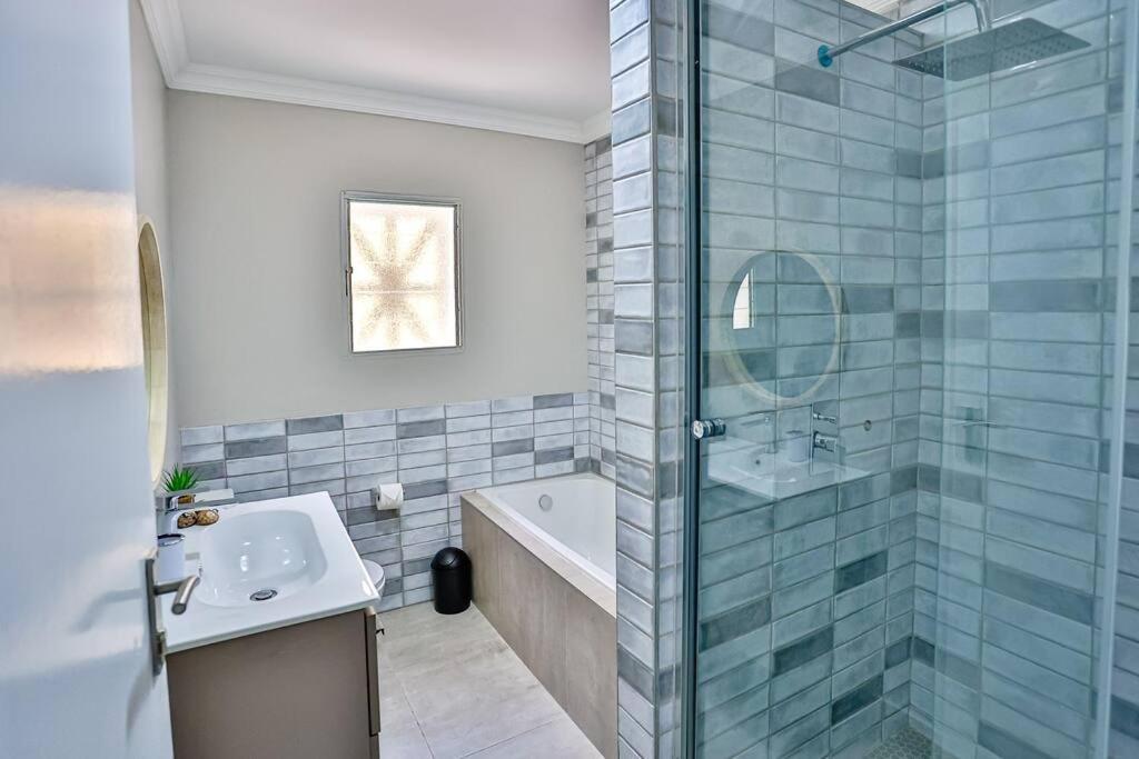 Large Sea View, Walk To Eateries, Loadshed Free Apartment Балито Екстериор снимка