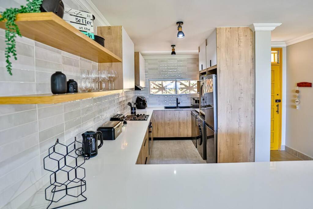 Large Sea View, Walk To Eateries, Loadshed Free Apartment Балито Екстериор снимка