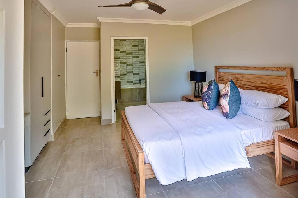 Large Sea View, Walk To Eateries, Loadshed Free Apartment Балито Екстериор снимка